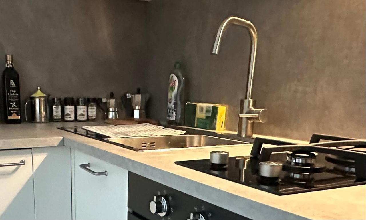 Casa Susanna: Central Ground Floor Retreat with Easy Parking Terni Exterior photo